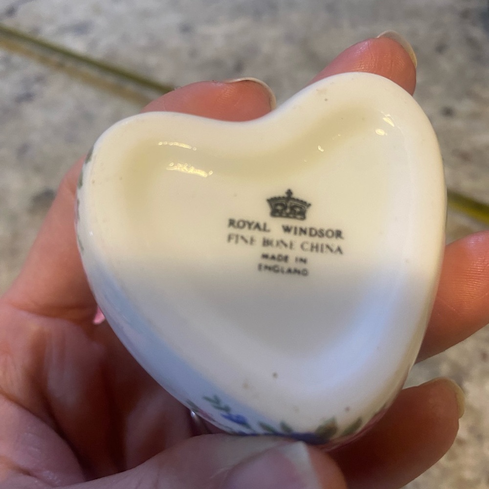 Royal Windsor Fine Bone China Heart Shaped Trinket Box, made in‎ England - Picture 4 of 4